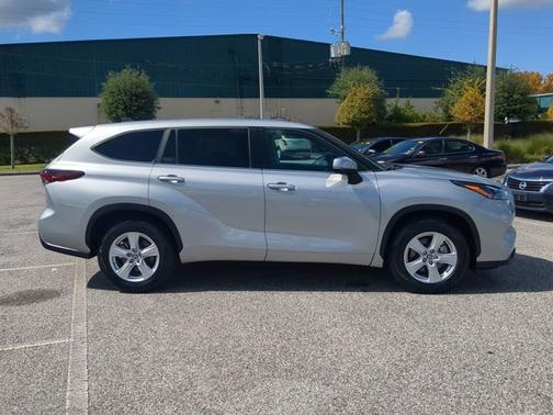 2024 Toyota Highlander LE