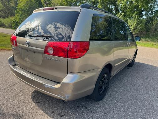 Tan 2006 Toyota Sienna LE