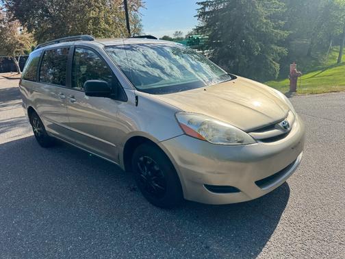 Tan 2006 Toyota Sienna LE