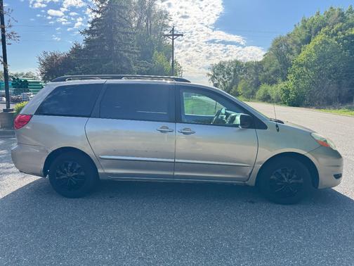 Tan 2006 Toyota Sienna LE