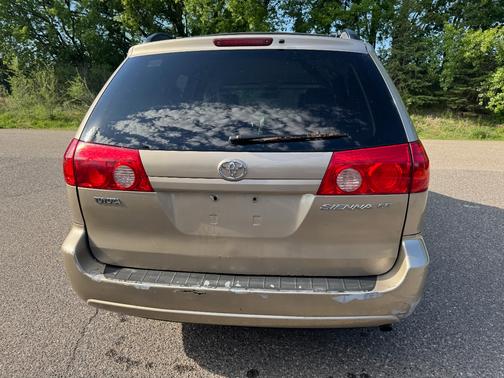 Tan 2006 Toyota Sienna LE