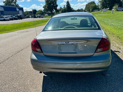 2001 Ford Taurus SE