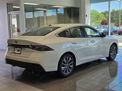 Aspen White Tricoat 2026 Nissan Sentra SL