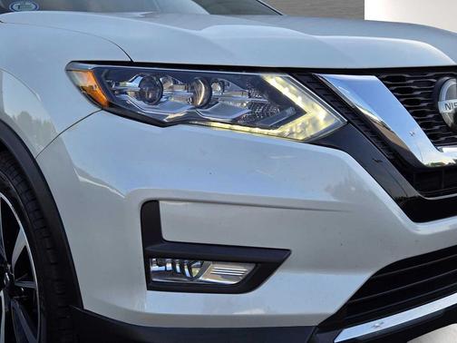 Pearl White Tricoat 2019 Nissan Rogue SL