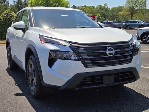Everest White Pearl Tricoat 2026 Nissan Rogue SV