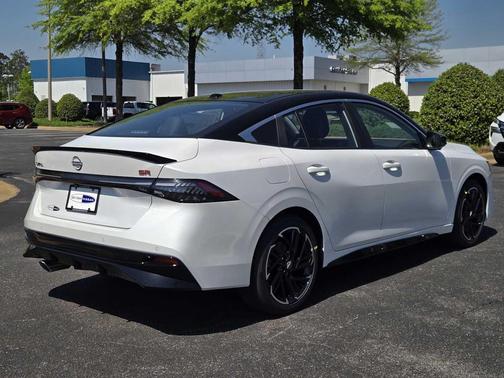 Aspen White Tricoat/Super Black 2026 Nissan Sentra SR