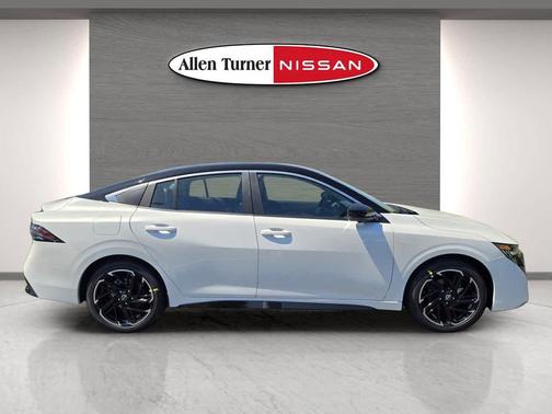 Aspen White Tricoat/Super Black 2026 Nissan Sentra SR