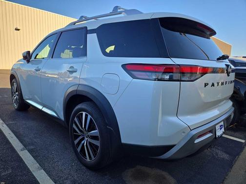 2024 Nissan Pathfinder Platinum FWD