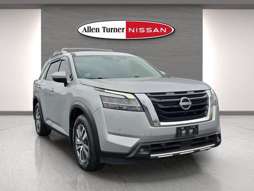 2022 Nissan Pathfinder SL 2WD