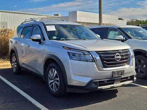 2022 Nissan Pathfinder SL 2WD