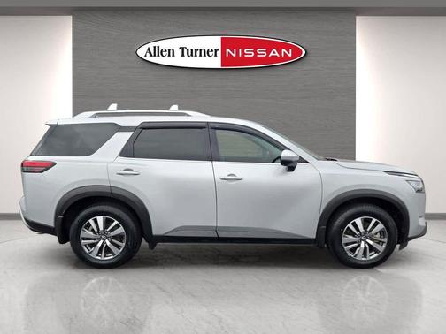 2022 Nissan Pathfinder SL 2WD