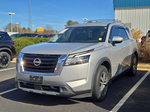 2022 Nissan Pathfinder SL 2WD