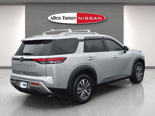 2022 Nissan Pathfinder SL 2WD
