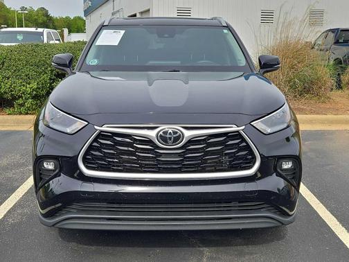 Midnight Black Metallic 2022 Toyota Highlander XLE