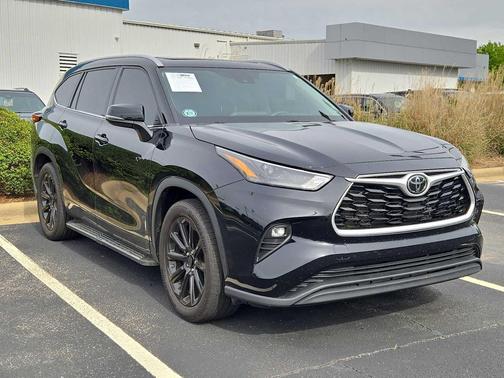Midnight Black Metallic 2022 Toyota Highlander XLE