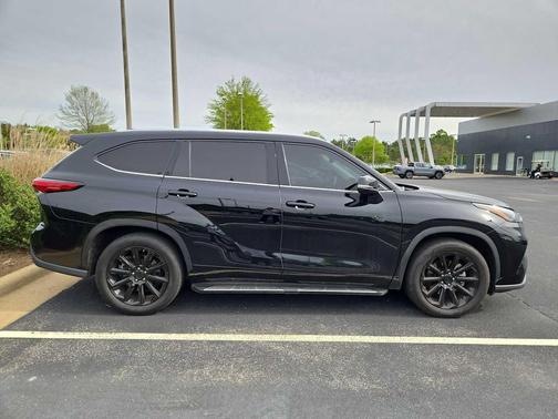 Midnight Black Metallic 2022 Toyota Highlander XLE