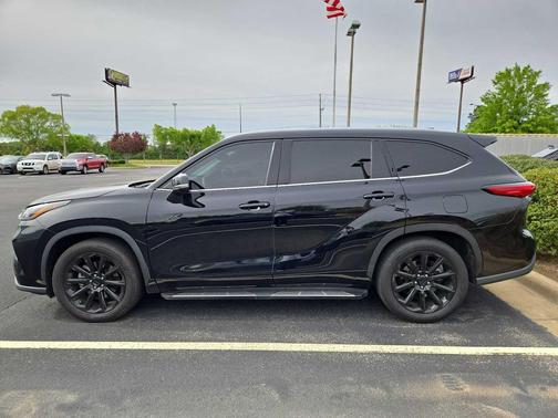 Midnight Black Metallic 2022 Toyota Highlander XLE