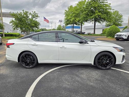 Pearl White Tricoat/Super Black 2026 Nissan Altima SR FWD