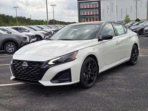 Pearl White Tricoat/Super Black 2026 Nissan Altima SR FWD