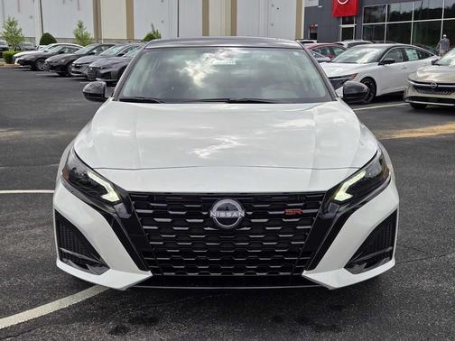 Pearl White Tricoat/Super Black 2026 Nissan Altima SR FWD