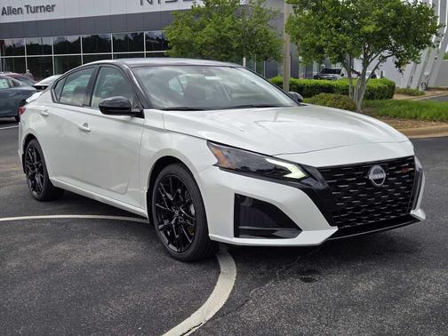 Pearl White Tricoat/Super Black 2026 Nissan Altima SR FWD