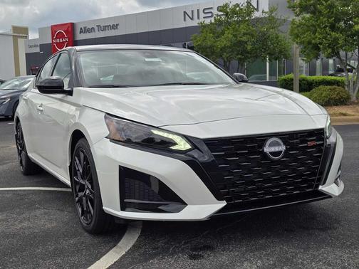 Pearl White Tricoat/Super Black 2026 Nissan Altima SR FWD