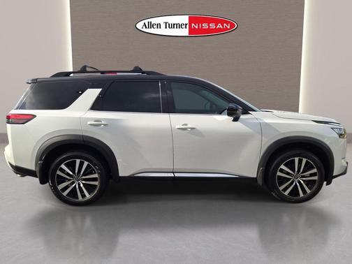 Everest White Pearl/Black 2025 Nissan Pathfinder Platinum FWD