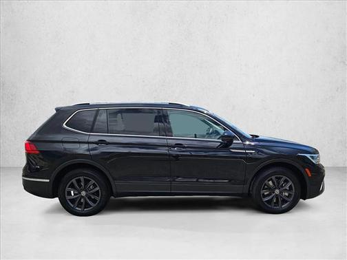 Deep Black Pearl 2022 Volkswagen Tiguan 2.0T SE