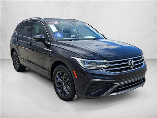 Deep Black Pearl 2022 Volkswagen Tiguan 2.0T SE