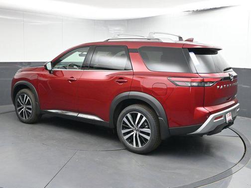 2025 Nissan Pathfinder Platinum FWD