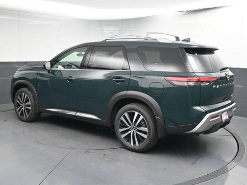 2025 Nissan Pathfinder Platinum FWD