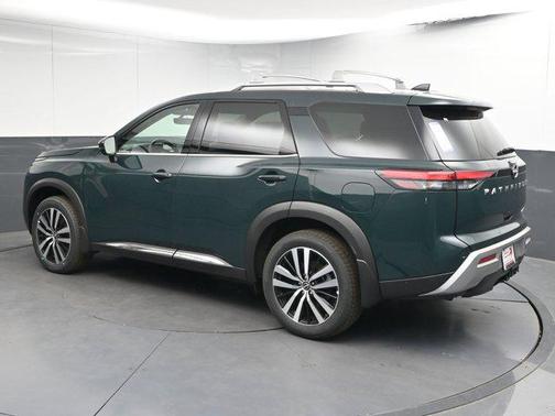 2025 Nissan Pathfinder Platinum FWD