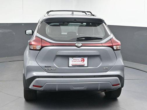 2022 Nissan Kicks SR