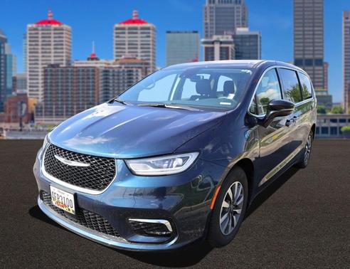 2024 Chrysler Pacifica Hybrid Select