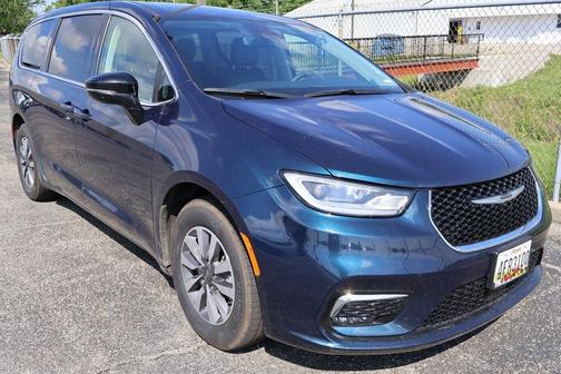 2024 Chrysler Pacifica Hybrid Select