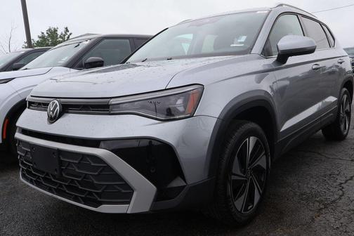 Pyrite Silver Metallic 2025 Volkswagen Taos 1.5T SE