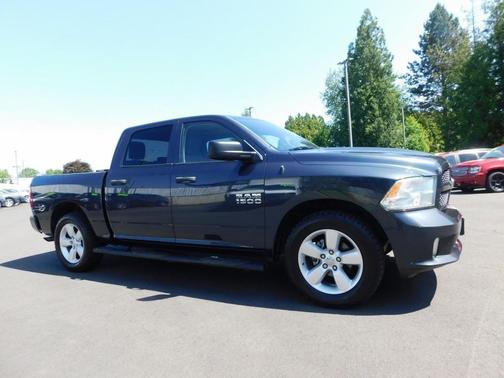 Brilliant Black Crystal Pearlcoat 2016 RAM 1500 Tradesman/Express