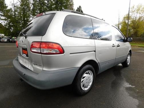 2002 Toyota Sienna CE
