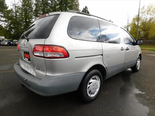 2002 Toyota Sienna CE