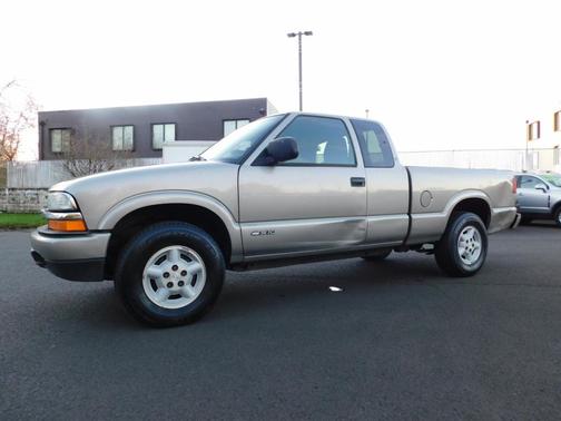 2002 Chevrolet S-10 Base