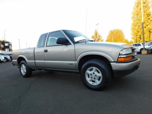 2002 Chevrolet S-10 Base