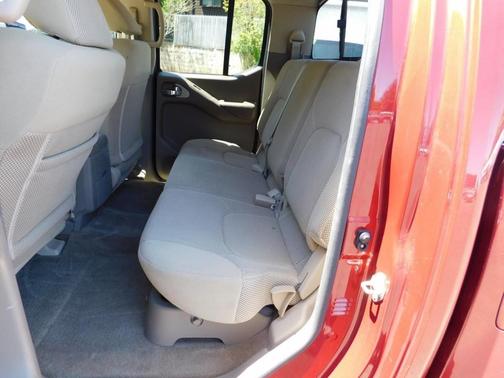 Red 2017 Nissan Frontier SV-I4