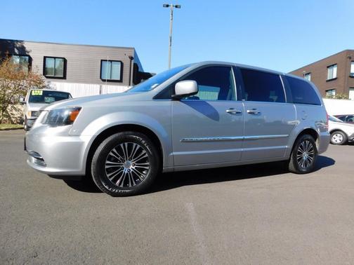 2014 Chrysler Town & Country S