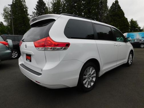 Super White 2014 Toyota Sienna LE