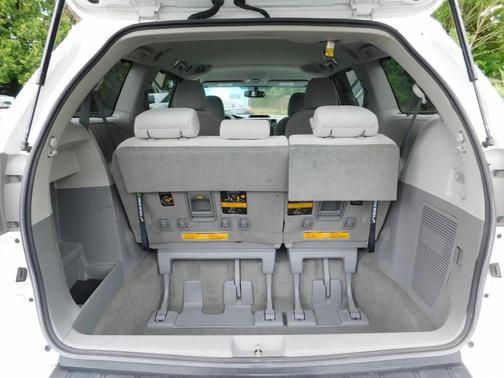 Super White 2014 Toyota Sienna LE