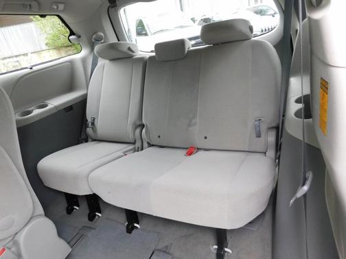 Super White 2014 Toyota Sienna LE