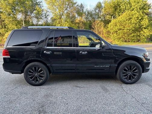 Tuxedo Black Metallic 2015 Lincoln Navigator Base