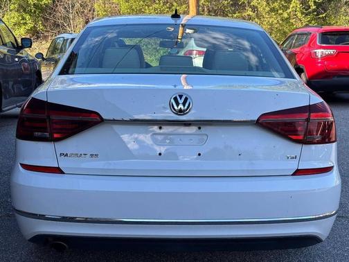 Pure White 2017 Volkswagen Passat 1.8T SE
