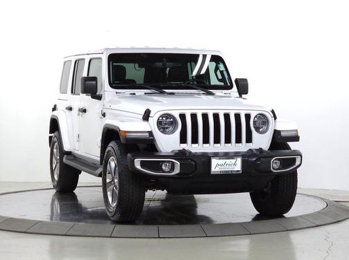 Bright White Clearcoat 2022 Jeep Wrangler Unlimited Sahara