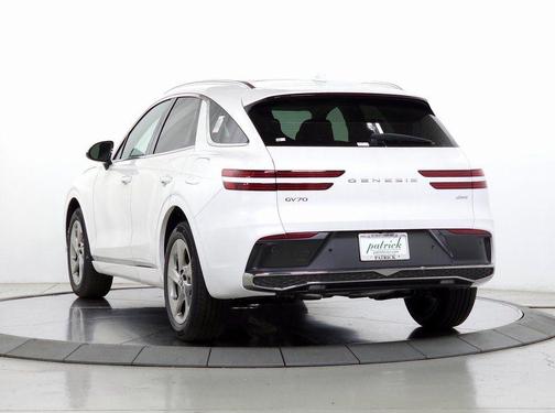 Uyuni White 2026 Genesis GV70 2.5T